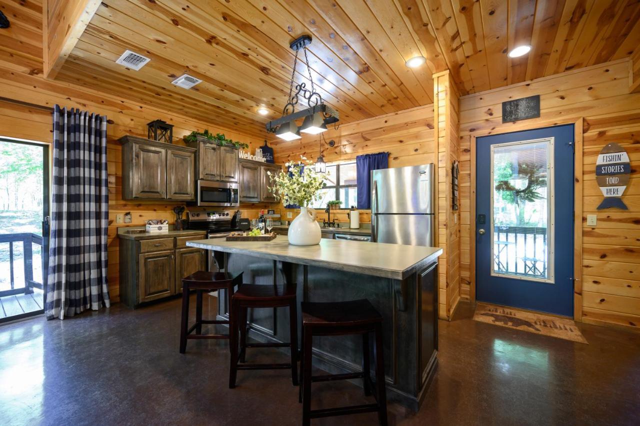 Hickory Bear - Cabin Surrounded By Pines, Sleeps 10, Hot Tub, Fire Pit, Arcade, Foosball Table & Deck Slide Broken Bow Exteriör bild