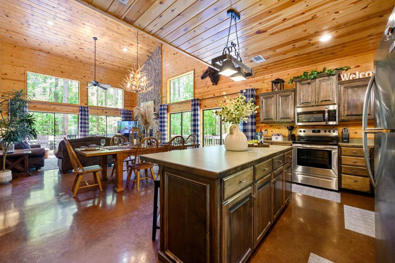 Hickory Bear - Cabin Surrounded By Pines, Sleeps 10, Hot Tub, Fire Pit, Arcade, Foosball Table & Deck Slide Broken Bow Exteriör bild