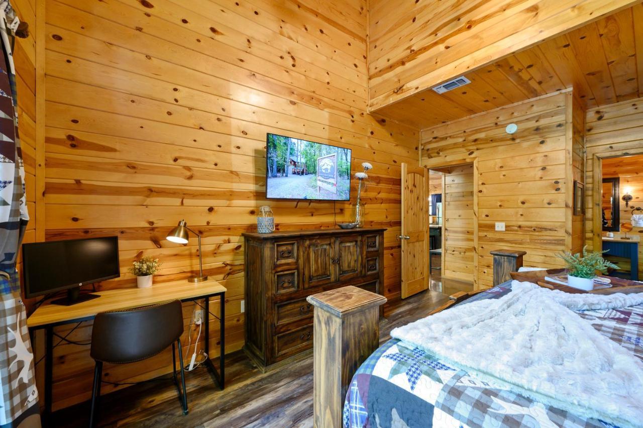 Hickory Bear - Cabin Surrounded By Pines, Sleeps 10, Hot Tub, Fire Pit, Arcade, Foosball Table & Deck Slide Broken Bow Exteriör bild