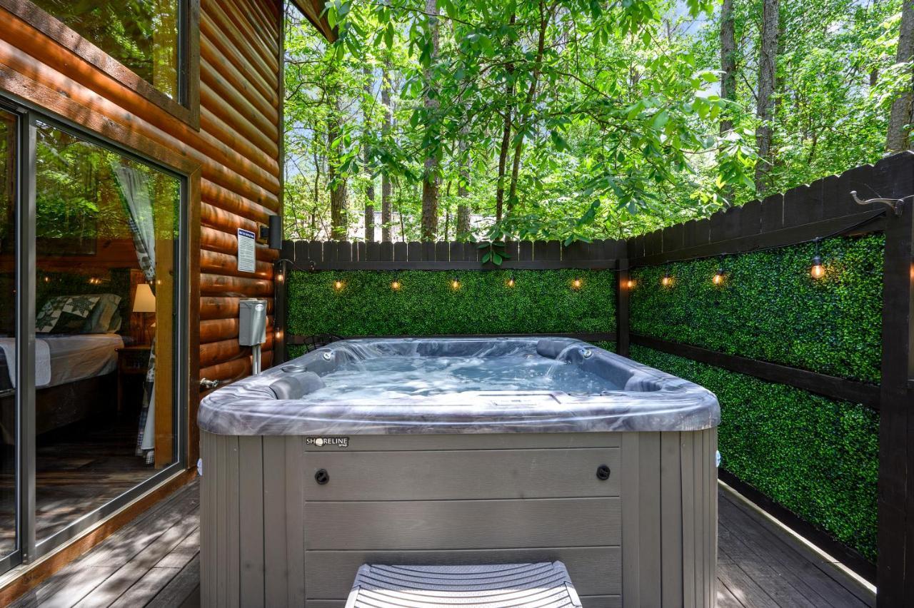 Hickory Bear - Cabin Surrounded By Pines, Sleeps 10, Hot Tub, Fire Pit, Arcade, Foosball Table & Deck Slide Broken Bow Exteriör bild