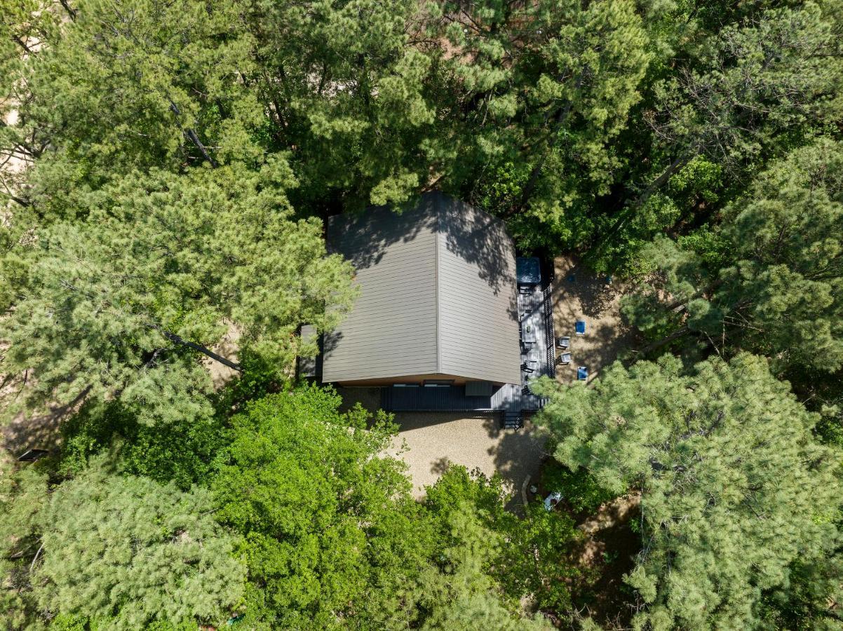 Hickory Bear - Cabin Surrounded By Pines, Sleeps 10, Hot Tub, Fire Pit, Arcade, Foosball Table & Deck Slide Broken Bow Exteriör bild